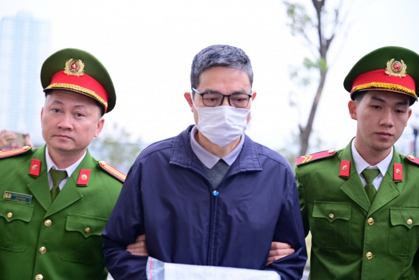 Theo hồ sơ vụ án, trên cương vị Cục trưởng, tháng 9/2018, Nguyễn Thanh Phong chủ trì cuộc họp cấp ủy, lãnh đạo Cục và thống nhất giao Trung tâm Ứng dụng và Đào tạo An toàn thực phẩm cùng Phòng Quản lý Tiêu chuẩn và kiểm nghiệm thực hiện nhiệm vụ thẩm xét hồ sơ đăng ký bản công bố sản phẩm. Sau đó, bị cáo Phong thống nhất chủ trương cho các chuyên viên nhận tiền ngoài lệ phí theo quy định, với mức từ 5–10 triệu đồng mỗi bộ hồ sơ, trung bình khoảng 7 triệu đồng/hồ sơ. Theo hồ sơ vụ án, trên cương vị Cục trưởng, tháng 9/2018, Nguyễn Thanh Phong chủ trì cuộc họp cấp ủy, lãnh đạo Cục và thống nhất giao Trung tâm Ứng dụng và Đào tạo An toàn thực phẩm cùng Phòng Quản lý Tiêu chuẩn và kiểm nghiệm thực hiện nhiệm vụ thẩm xét