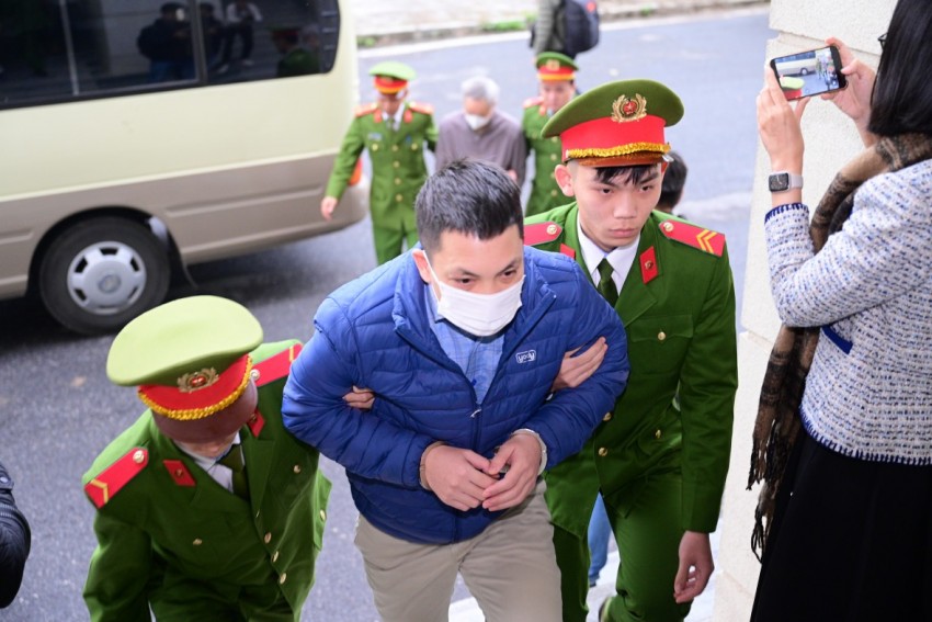 Hình ảnh dẫn giải các bị cáo trong đường dây nhận hối lộ tại Cục An toàn thực phẩm