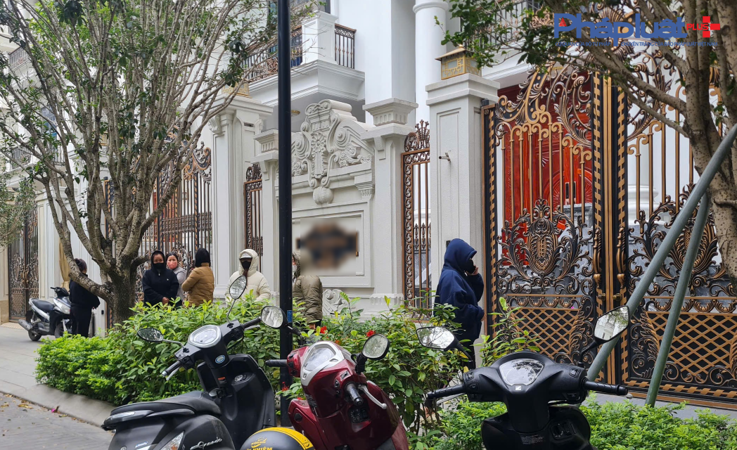 Nhiều nhân viên tập trung trước tư gia của Hoàng Hường đòi lương sau khi người này bị bắt