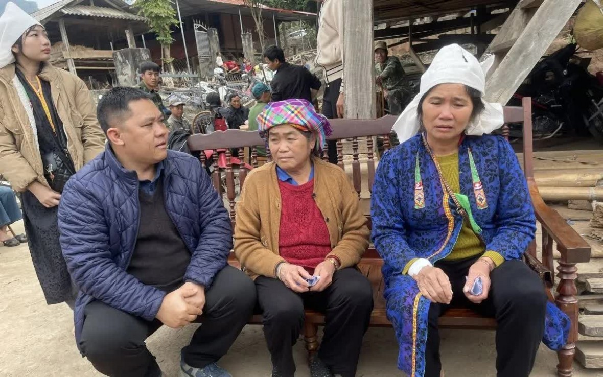 Lãnh đạo UBND xã Mường Giôn thăm hỏi gia đình nạn nhân. (Ảnh: Bộ Y tế)