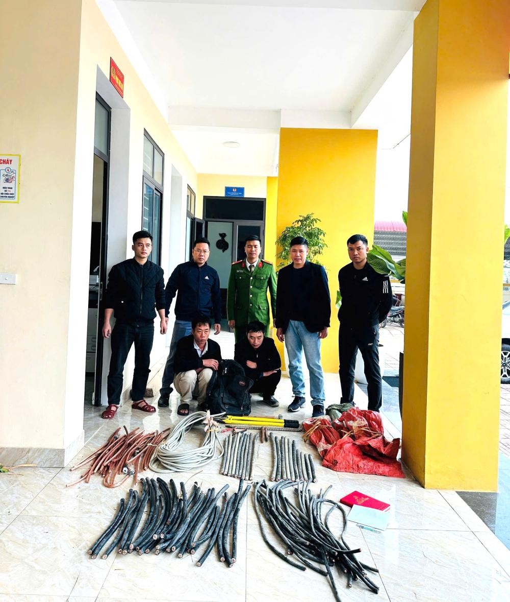 Hai đối tượng (ngồi) cùng tang vật - Ảnh Công an Hà Tĩnh.