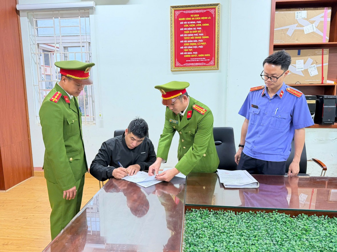 Bắt tạm giam đối tượng dùng đũa hành hung tài xế taxi ở Đắk Lắk Bắt tạm giam đối tượng dùng đũa hành hung tài xế taxi ở Đắk Lắk