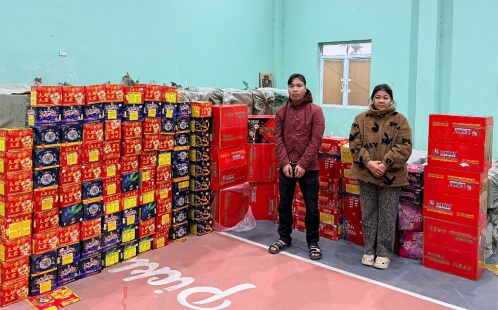 Các đối tượng cùng tang vật thu giữ. (Ảnh: Công an TP Hà Nội) Các đối tượng cùng tang vật thu giữ. (Ảnh: Công an TP Hà Nội)