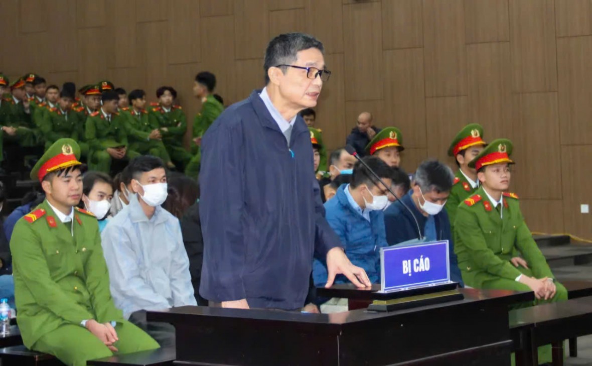 Cựu Cục trưởng An toàn thực phẩm Nguyễn Thanh Phong khai nhận hơn 43 tỷ đồng Cựu Cục trưởng An toàn thực phẩm Nguyễn Thanh Phong khai nhận hơn 43 tỷ đồng