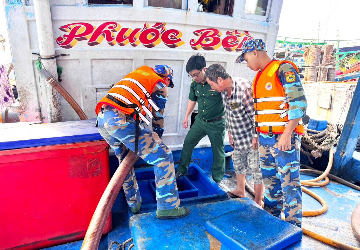 Cà Mau: Phát hiện tàu cá vận chuyển trái phép hơn 100.000 lít dầu D.O