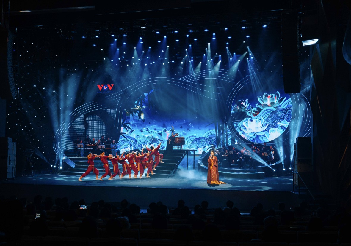 Chương I “Lời đất nước” đưa khán giả về cội nguồn qua lời ru, dân ca, giai điệu truyền thống, vang như ký ức văn hóa và tình yêu quê hương. Ảnh: VOV