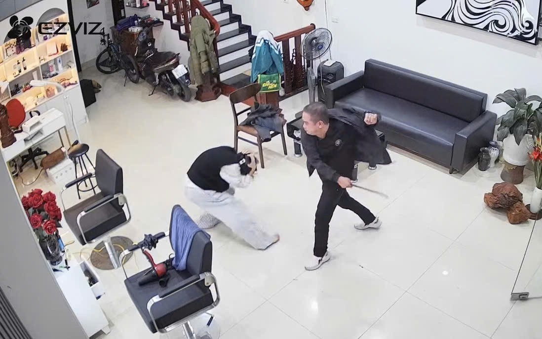 Bắc Ninh: Người đàn ông cầm dao xông vào tiệm tóc truy sát vợ và con gái