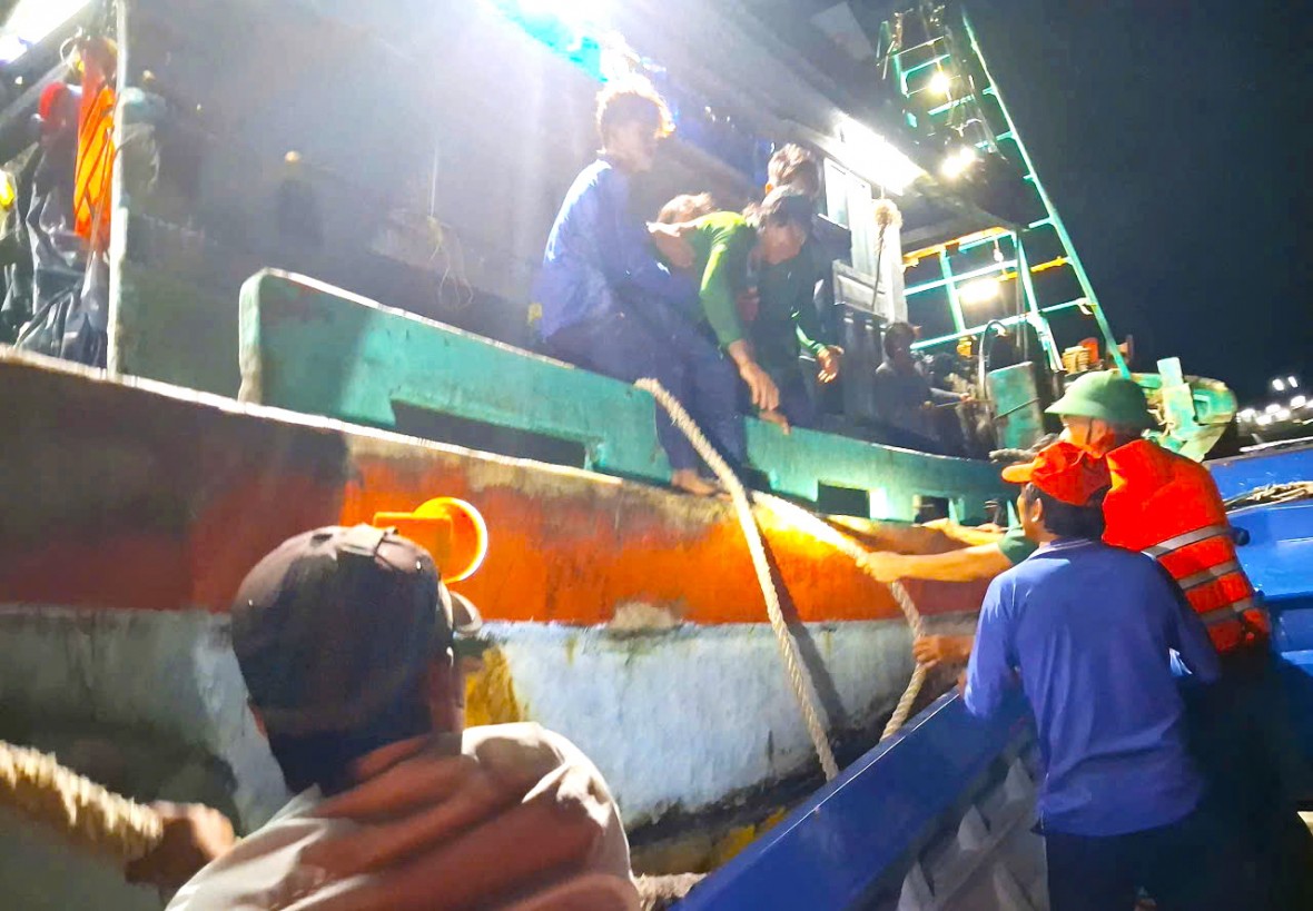 BĐBP Cà Mau kịp thời cứu thuyền viên nghi nhồi máu cơ tim trên biển