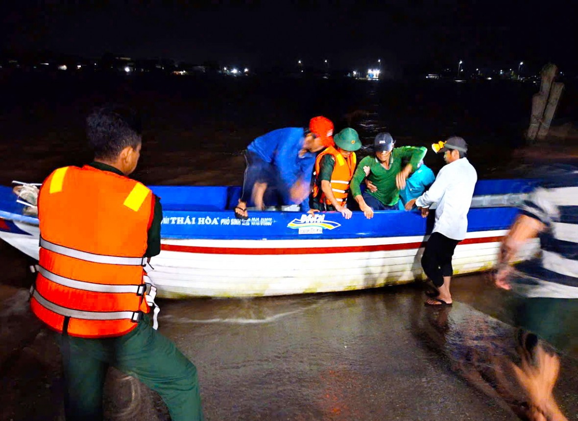 BĐBP Cà Mau kịp thời cứu thuyền viên nghi nhồi máu cơ tim trên biển