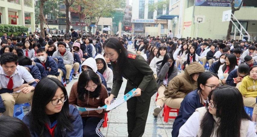 Công an phường Đống Đa tuyên truyền, phổ biến giáo dục pháp luật tại trường học