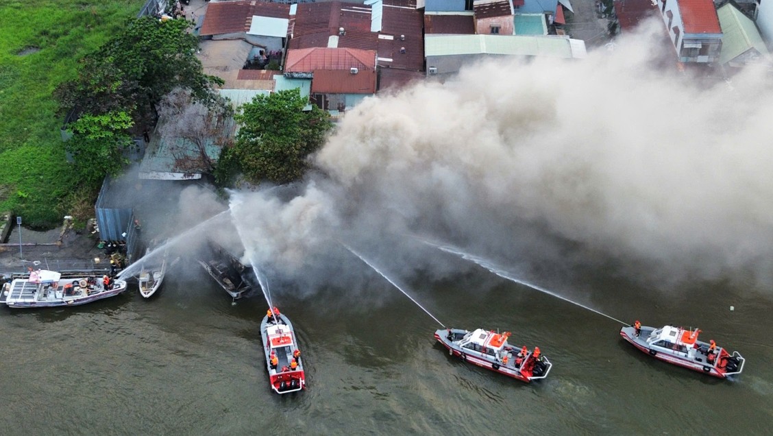 TP.HCM: Huy động ca-nô dập lửa cứu du thuyền cháy trên sông Sài Gòn