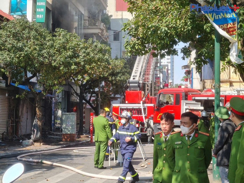 Ngôi nhà 6 tầng trên phố Lê Lợi, Hà Đông bốc cháy dữ dội, hàng trăm người được huy động dập lửa