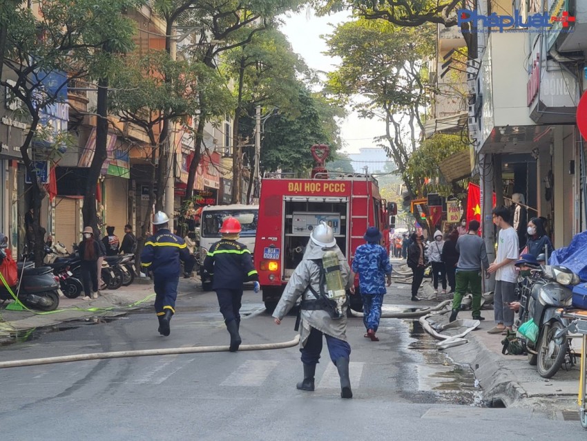 Ngôi nhà 6 tầng trên phố Lê Lợi, Hà Đông bốc cháy dữ dội, hàng trăm người được huy động dập lửa