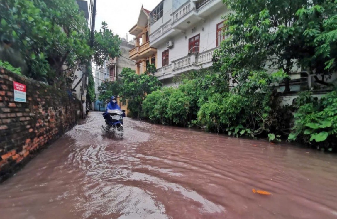 Vụ dòng nước ô nhiễm chuyển màu đỏ: Sở NN & MT Hà Nội trả lời UBND phường Đông Ngạc là đơn vị công bố thông tin ô nhiễm
