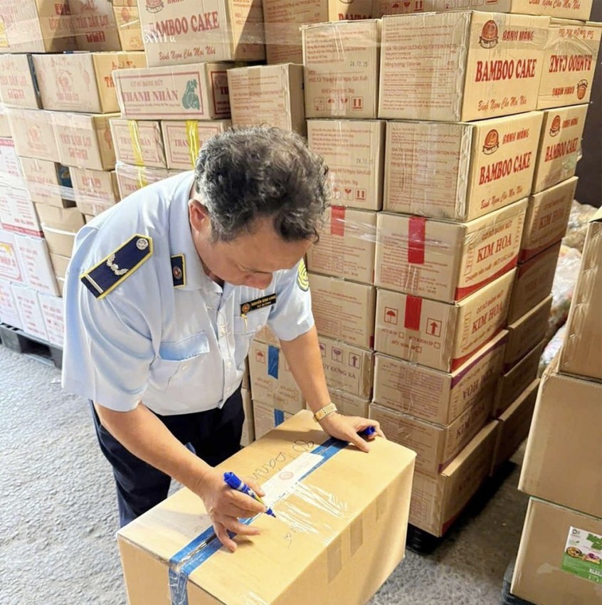 Hơn 1,4 tấn bánh kẹo, mứt Tết không rõ nguồn gốc bị bắt giữ