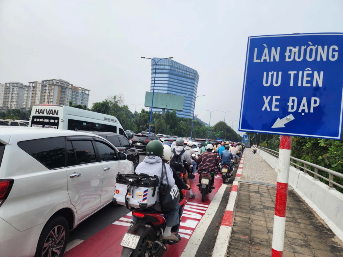 Gần 100 xe máy bị xử phạt vì đi vào làn đường xe đạp ở TP HCM Gần 100 xe máy bị xử phạt vì đi vào làn đường xe đạp ở TP HCM