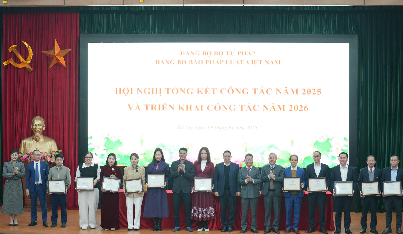 Trao thưởng cho c&aacute;c tập thể, c&aacute; nh&acirc;n c&oacute; th&agrave;nh t&iacute;ch v&agrave; đ&oacute;ng g&oacute;p xuất sắc. (Ảnh: P.Mai)