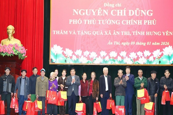 Phó Thủ tướng Nguyễn Chí Dũng trao tặng quà gia đình chính sách, người có công, tại Hưng Yên Phó Thủ tướng Nguyễn Chí Dũng trao tặng quà gia đình chính sách, người có công, tại Hưng Yên