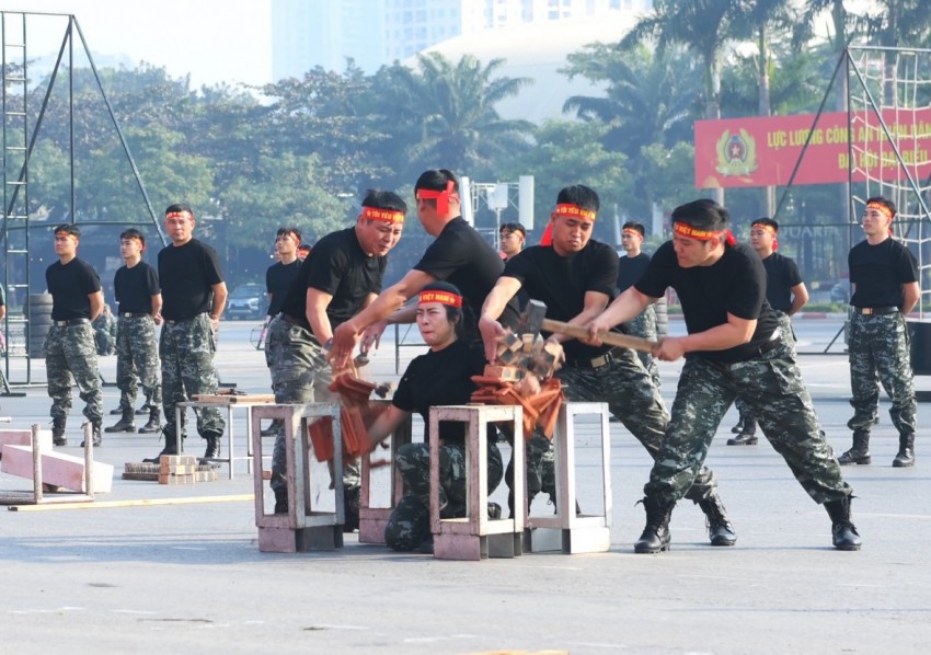 Trong buổi lễ sáng nay, hơn 1.000 cán bộ, chiến sĩ thuộc các lực lượng Bộ Công an, Công an TP Hà Nội đã duyệt đội ngũ trước sự chứng kiến của Thường trực Ban Bí thư Trần Cẩm Tú và lãnh đạo Bộ Công an, UBND TP Hà Nội, Công an TP Hà Nội...