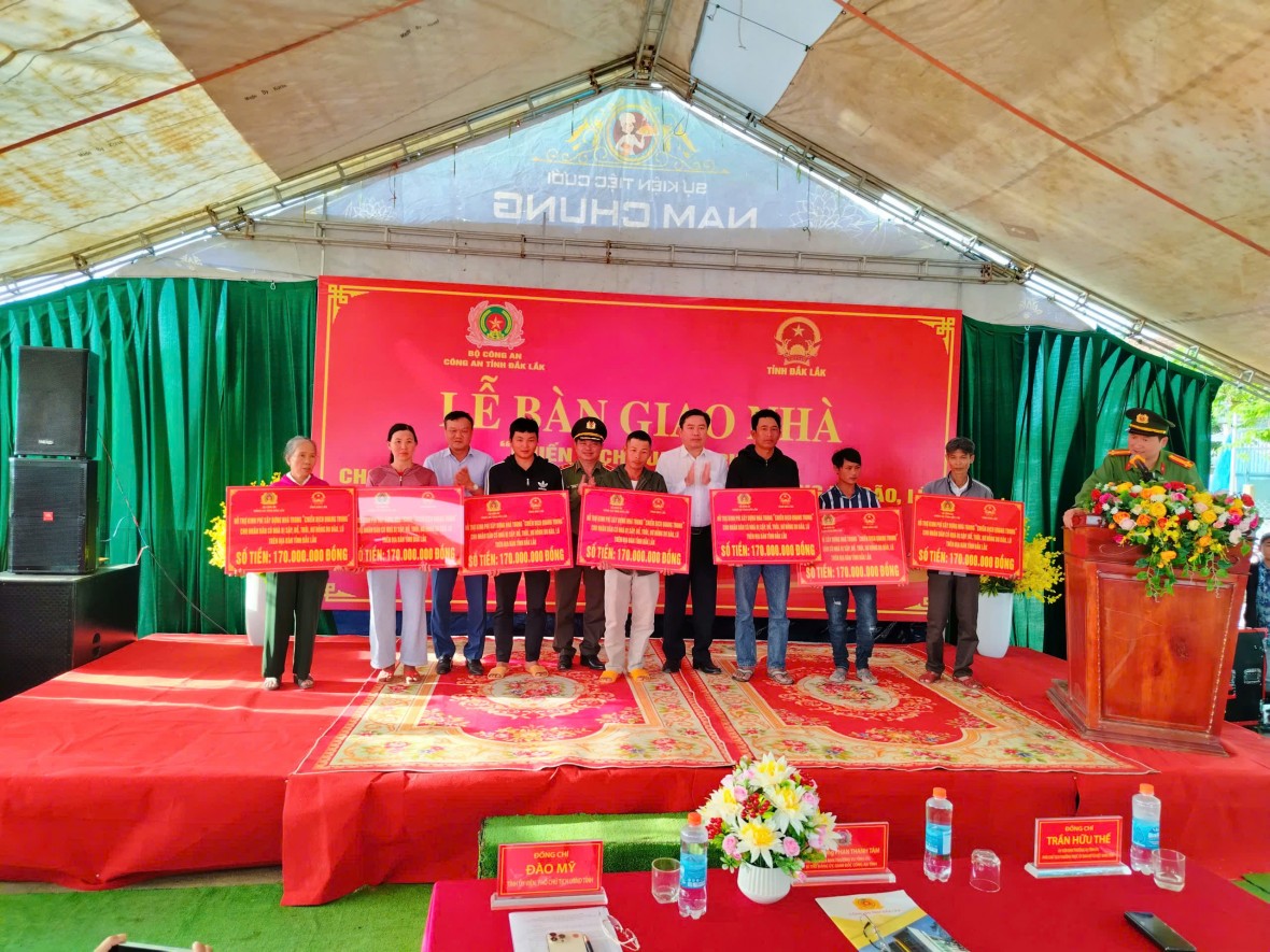 Đắk Lắk hoàn thành bàn giao 176 căn nhà cho người dân vùng lũ trước thời hạn