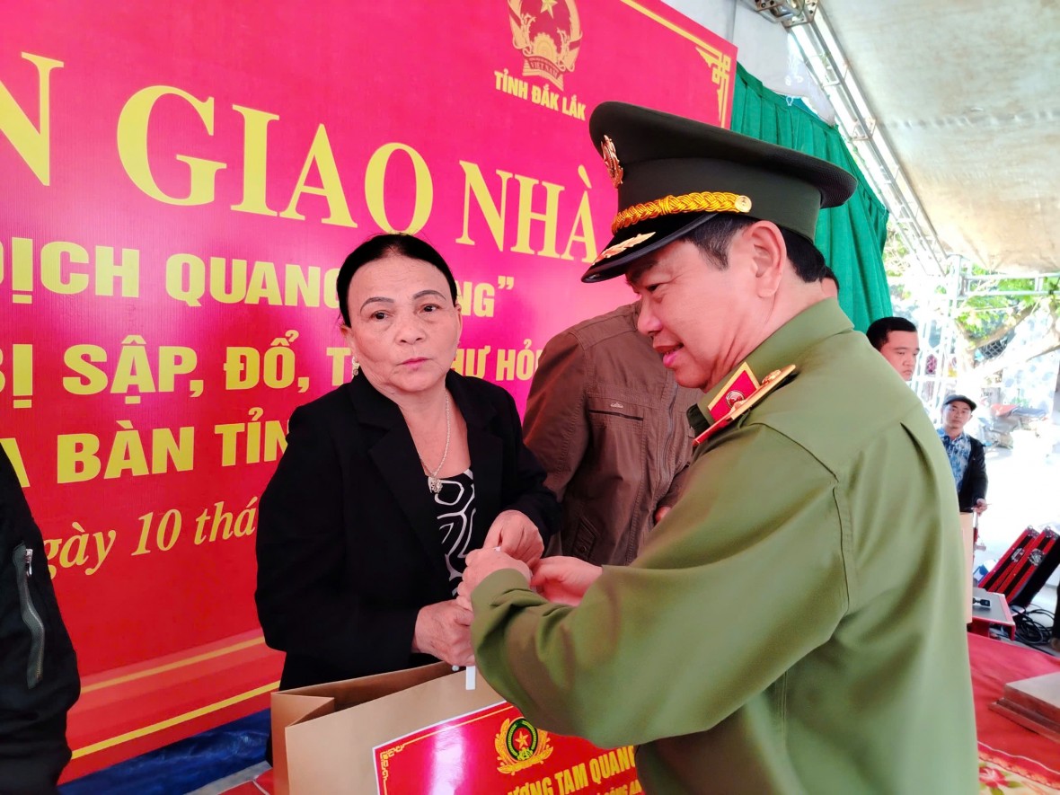 Đắk Lắk hoàn thành bàn giao 176 căn nhà cho người dân vùng lũ trước thời hạn