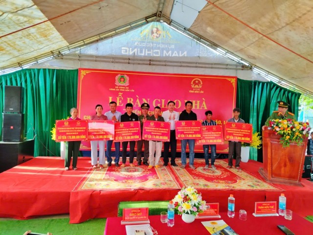 Đắk Lắk hoàn thành bàn giao 176 căn nhà cho người dân vùng lũ trước thời hạn