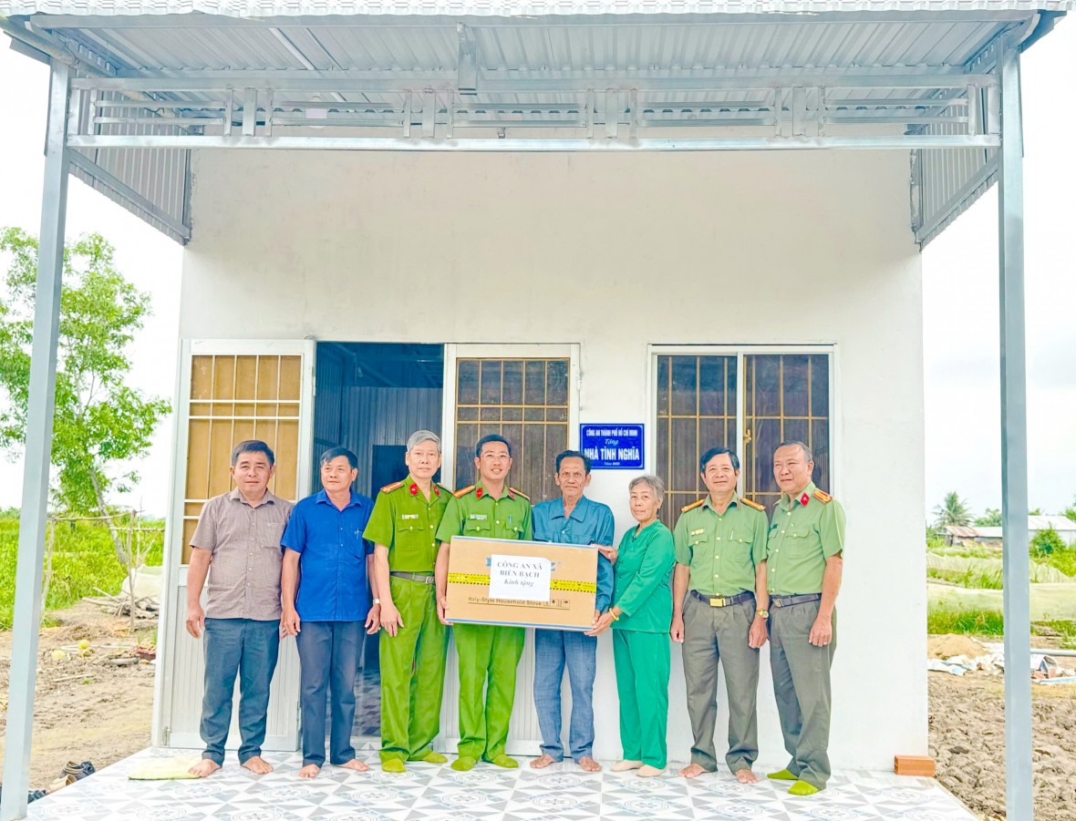 Công an Cà Mau đẩy mạnh xóa nhà tạm, lập thành tích chào mừng Đại hội XIV