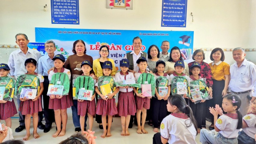 Hội Cựu Giáo chức Cơ quan Bộ GD&ĐT tại TP.HCM bàn giao “Thư viện xanh” và tặng quà cho học sinh tại Đồng Nai