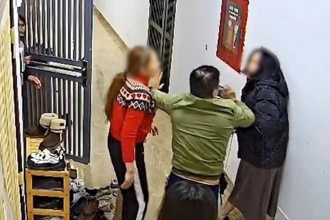 Tạm giữ người phụ nữ hành hung hàng xóm sau mâu thuẫn trên nhóm cư dân chung cư Mỹ Đình