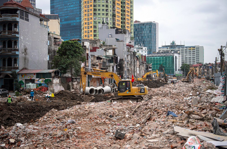 Công trường đang rất khẩn trương với hàng loạt máy xúc hoạt động. Ảnh Phú Khánh