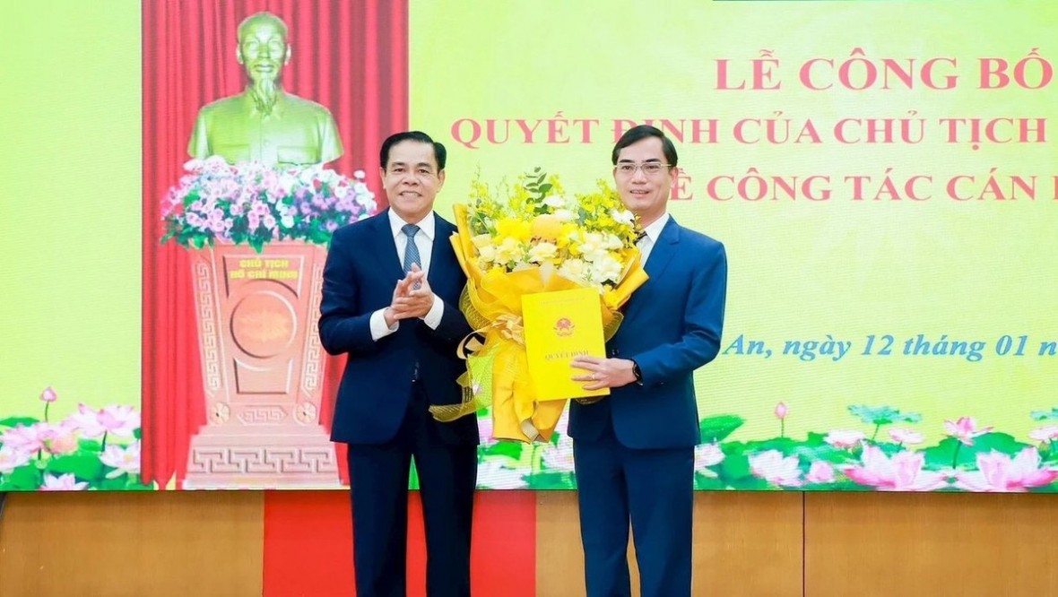 Chủ tịch UBND tỉnh Nghệ An trao quyết định, tặng hoa chúc mừng tân Giám đốc Sở Giáo dục và Đào tạo tỉnh Nguyễn Văn Khoa.