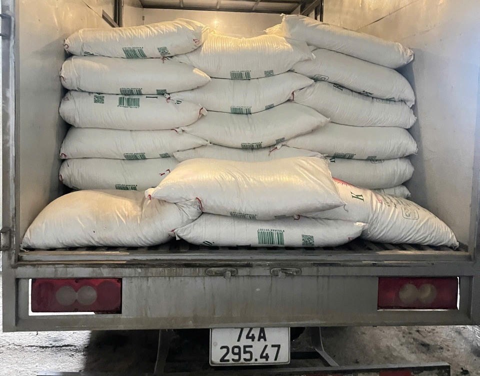 Phương tiện và tang vật vi phạm của vụ vận chuyển 3.500kg đường kính Thái Lan. (Ảnh: CAQT)