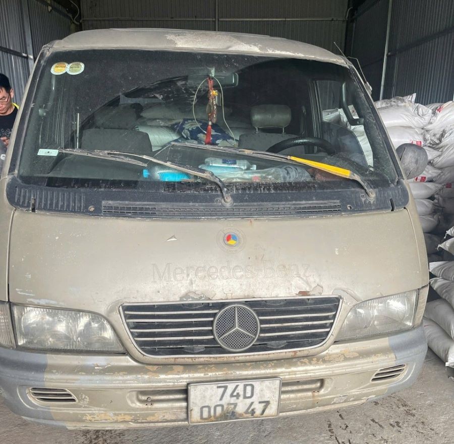 Phát hiện, bắt giữ xe ô tô mang BKS 74D - 007.47 vận chuyển 2.000 kg đường kính trắng không có hóa đơn, chứng từ.