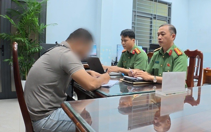 Phòng An ninh nội bộ làm việc với người đàn ông đăng tải thông tin sai sự thật. (Ảnh: Trang Phương)