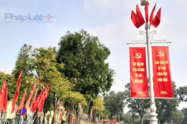 Phố phường Hà Nội rực rỡ cờ hoa chào mừng Đại hội XIV của Đảng