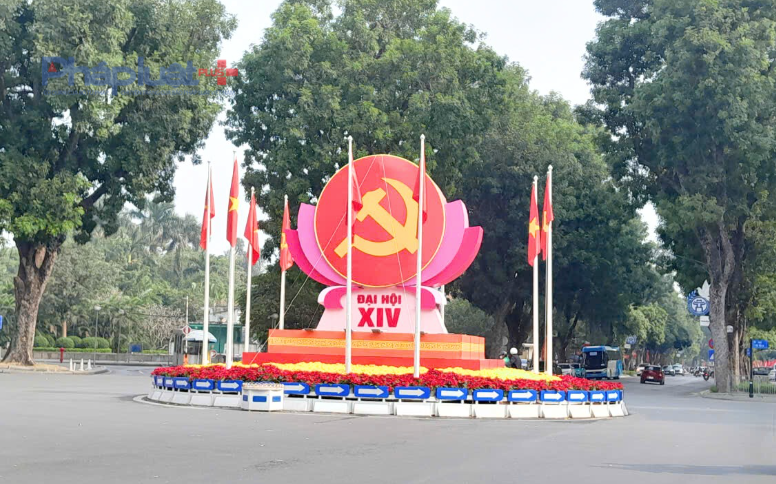 Phố phường Hà Nội rực rỡ cờ hoa chào mừng Đại hội XIV của Đảng