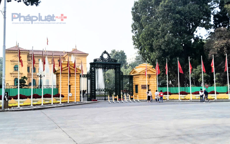 Phố phường Hà Nội rực rỡ cờ hoa chào mừng Đại hội XIV của Đảng