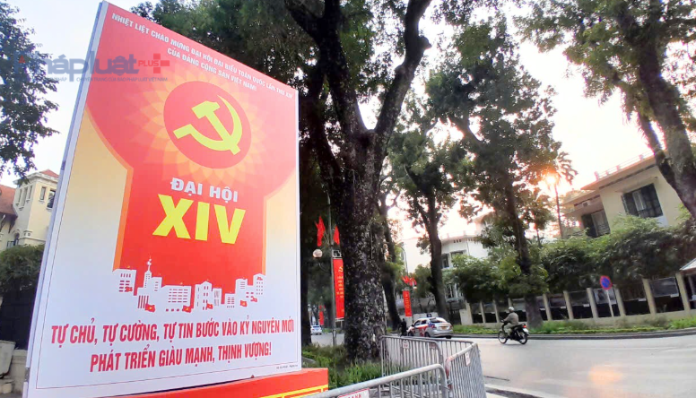 Phố phường Hà Nội rực rỡ cờ hoa chào mừng Đại hội XIV của Đảng