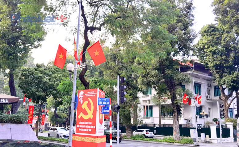 Phố phường Hà Nội rực rỡ cờ hoa chào mừng Đại hội XIV của Đảng