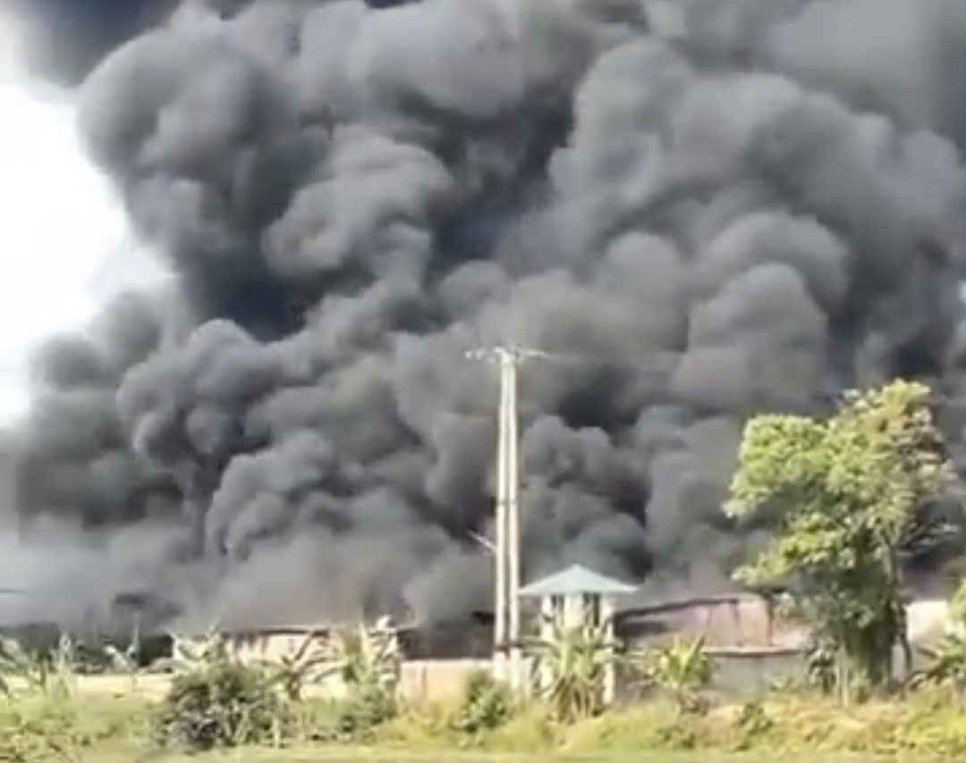 Cột khói đen bốc cao khu vực Trại giam Quảng Ninh