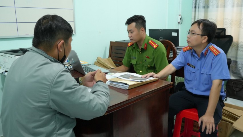 Đồng Tháp: Khởi tố thêm tài xế trong vụ xe khách rượt đuổi xe tải khiến hành khách hoảng loạn