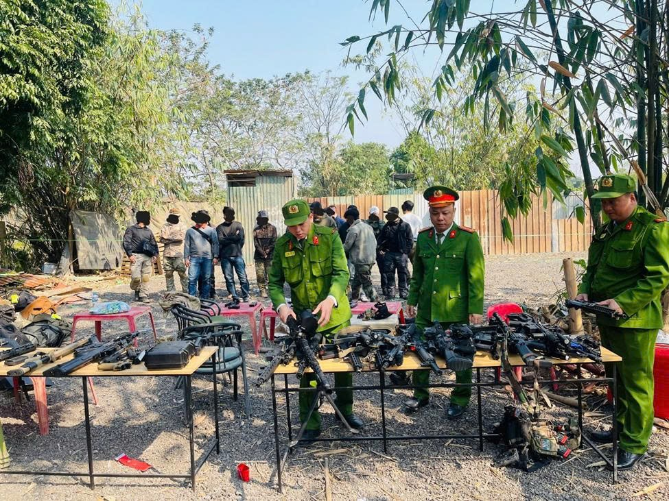 Các đối tượng cùng tang vật của vụ việc.