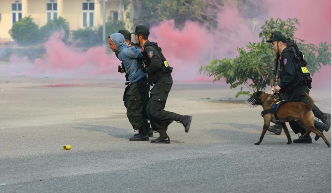Lực lượng chiến sĩ mô phỏng tình huống trấn áp tội phạm, bắt gọn đối tượng nguy hiểm. Lực lượng chiến sĩ mô phỏng tình huống trấn áp tội phạm, bắt gọn đối tượng nguy hiểm.