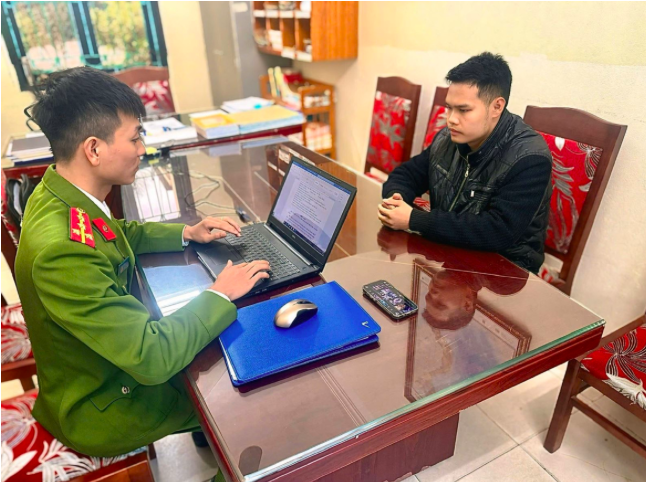 Đối tượng Nguyễn Văn Hưng tại cơ quan Công an. Ảnh Công an xã Hạ Hoà.