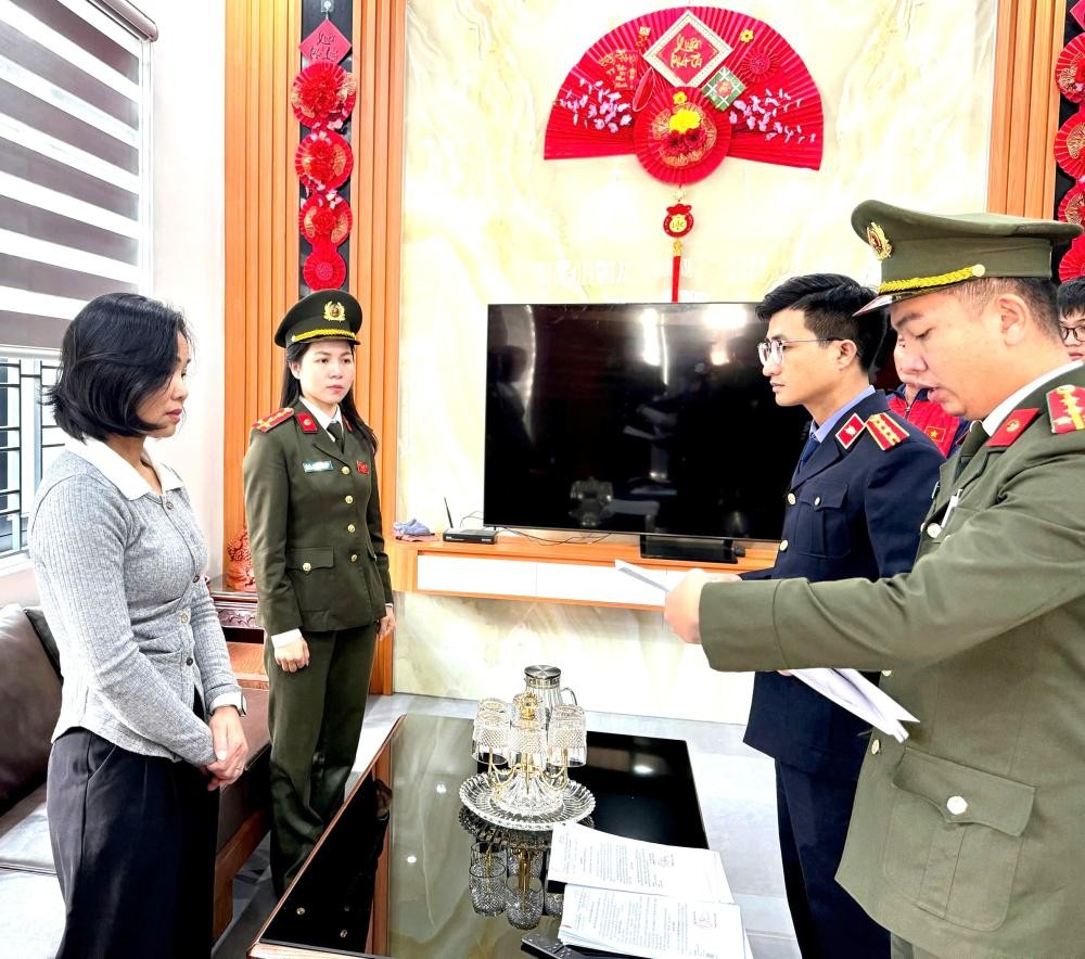 Cơ quan ANĐT đọc lệnh khám xét đối với Phan Thị Thu Hường - Ảnh Công an Hà Tĩnh.