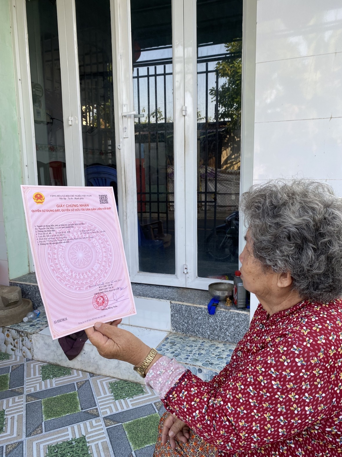 Bà Nguyễn Thị Mão nhận Giấy chứng nhận quyền sử dụng đất.