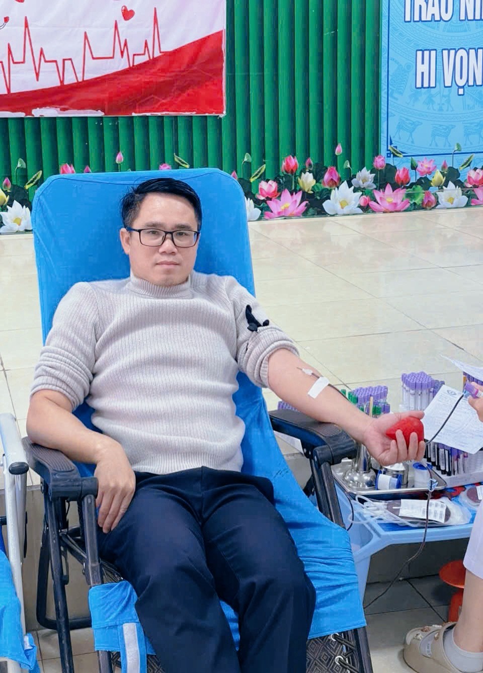 Nhân viên Y tế BVĐK Thái An hiến máu cứu người.