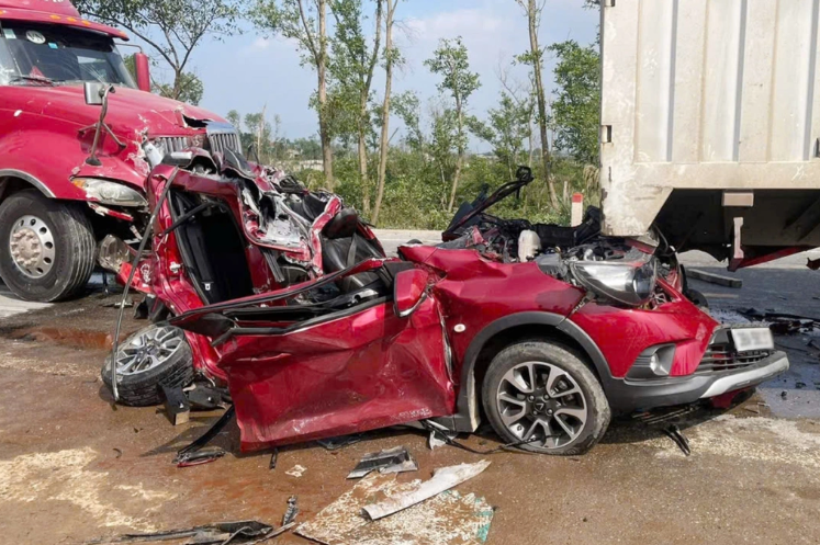 Tài xế xe container dùng điện thoại, gây tai nạn liên hoàn