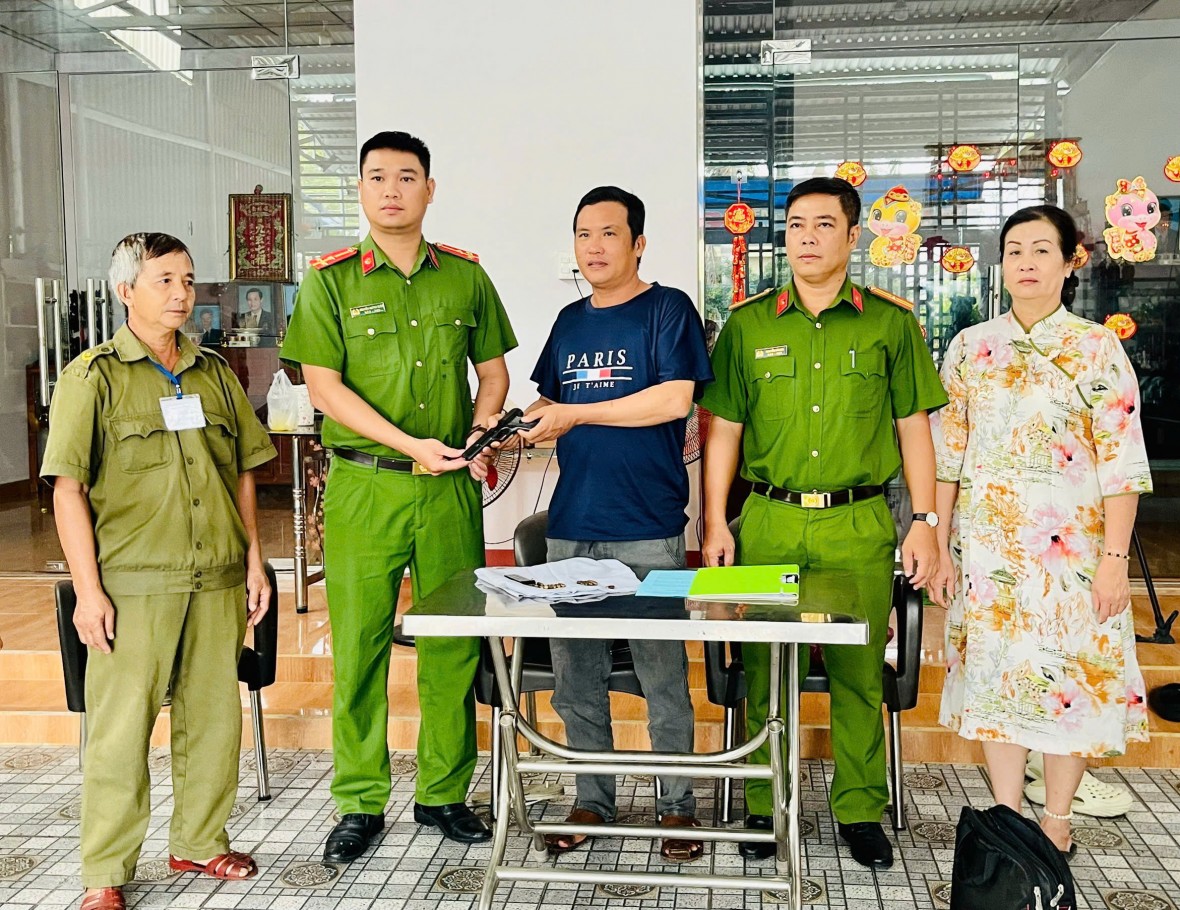 Cà Mau: Vận động, thu hồi vũ khí - tạo lá chắn an ninh vững chắc từ cơ sở