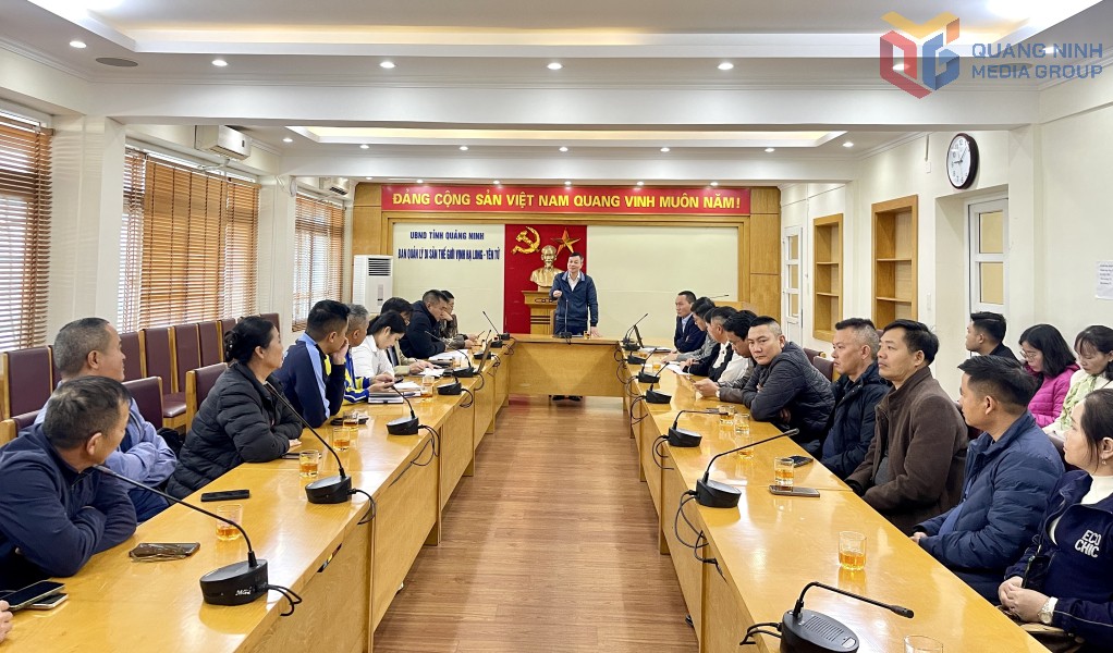 Siết tàu du lịch để “chặt đứt” nạn bán hàng rong trên vịnh Hạ Long